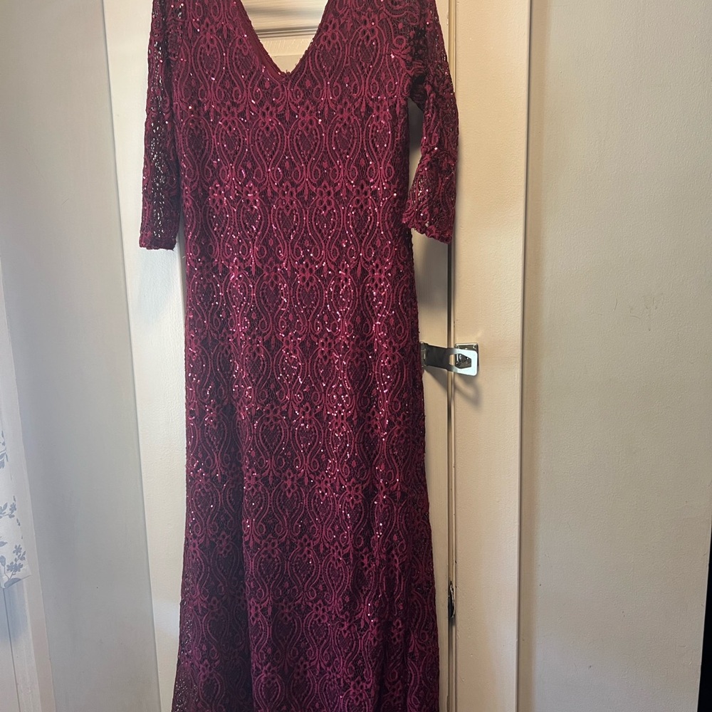 Blu Sage Red V-Neck 3/4 Sleeve Gown